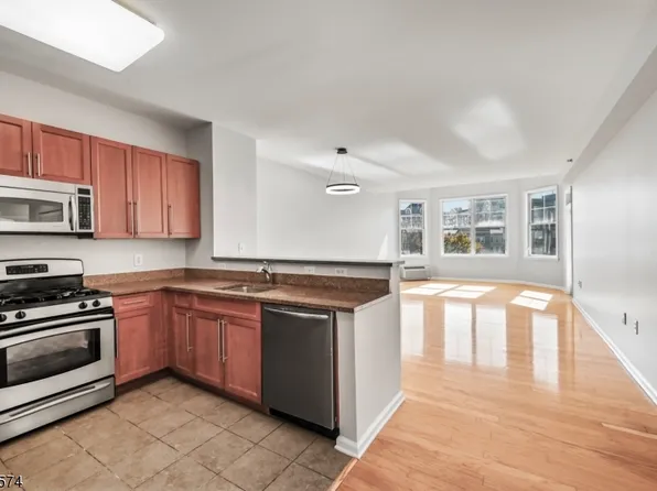 4 Constellation Pl #407, Jersey City, NJ 07305
