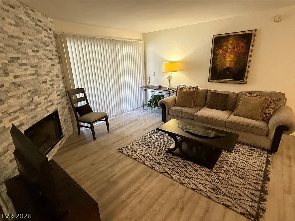 2 bed, 2.0 bath, 1053 sqft, $1,995 — Photo 2
