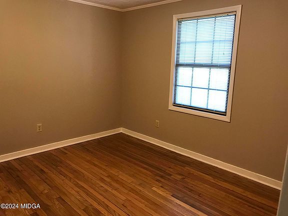 3rd image of 4606 Lakewood Ave