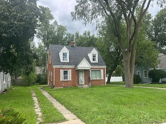 3rd image of 1925 E Linden St