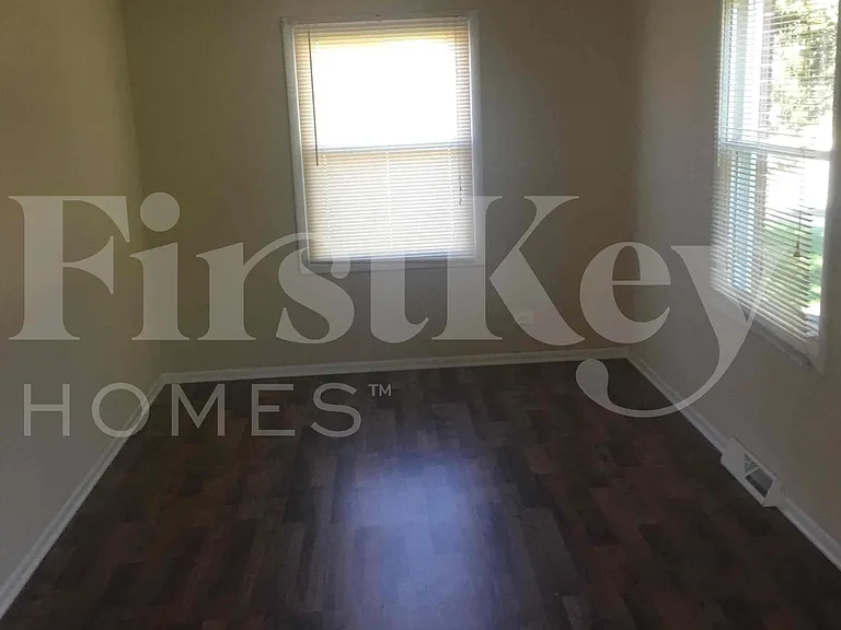 410 S Villa Ave — Photo 3