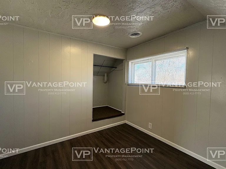521 1/2 S Sawyer St — Photo 3