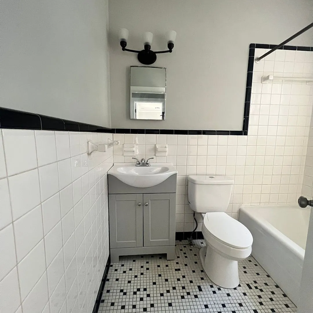 301 South College St. — Photo 4