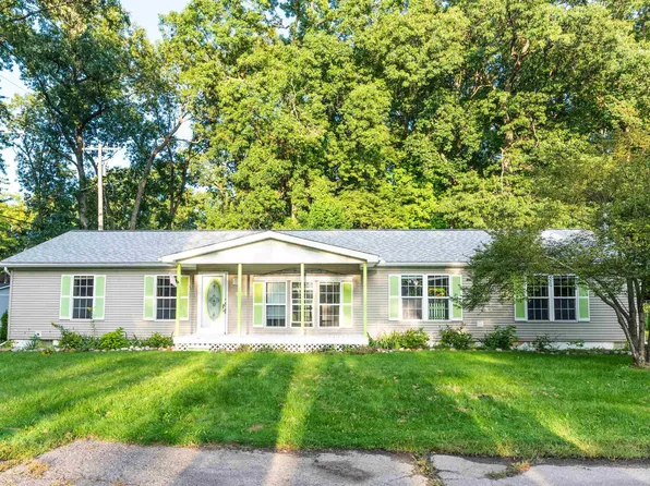 464 Sparks Ln, Walled Lake, MI 48390