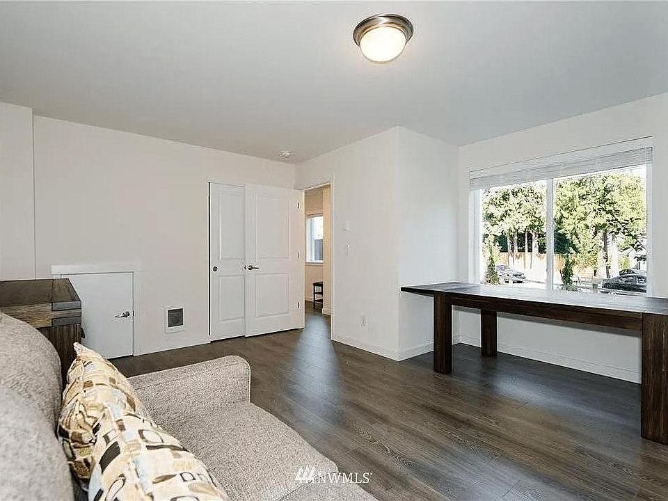 Lower level guest/office/toy room