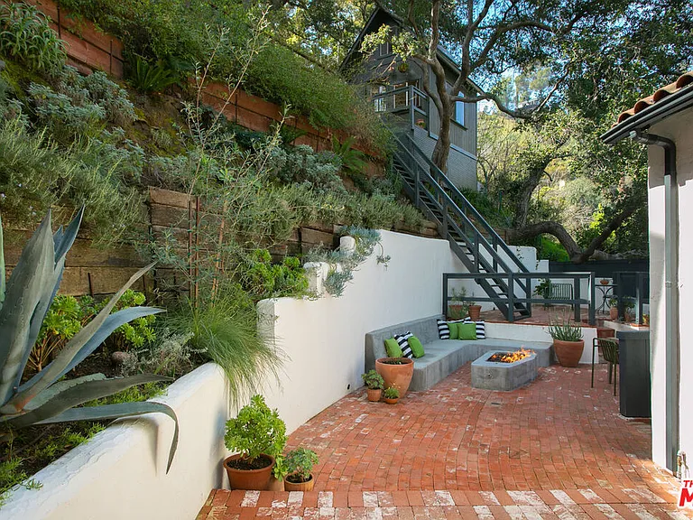 8831 Lookout Mountain Ave — Photo 5