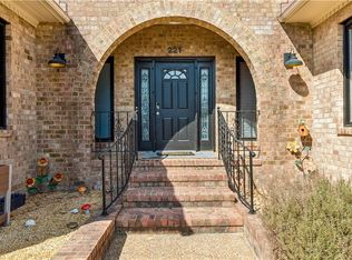 221 Woodburn Dr, Hampton, VA 23664