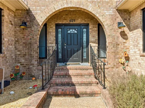 221 Woodburn Dr, Hampton, VA 23664