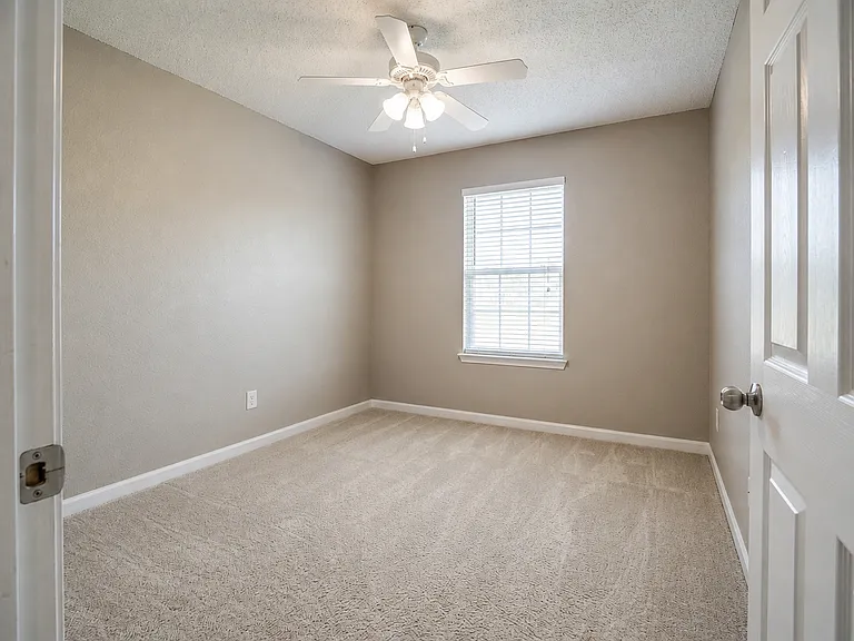 1106 Creekside Cir — Photo 9