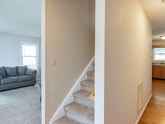 5th image of 381 Colony Dr
