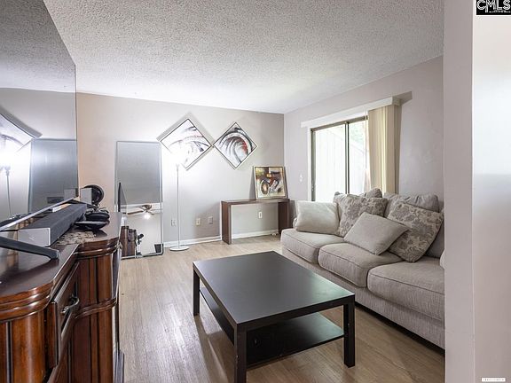5th image of 393 Hickory Hill Dr