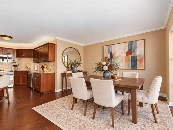 310 W 49th St APT 201, Kansas City, MO 64112