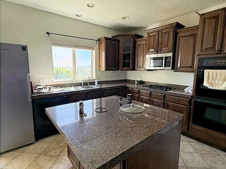 2251 W Pebblestone Ln — Photo 2