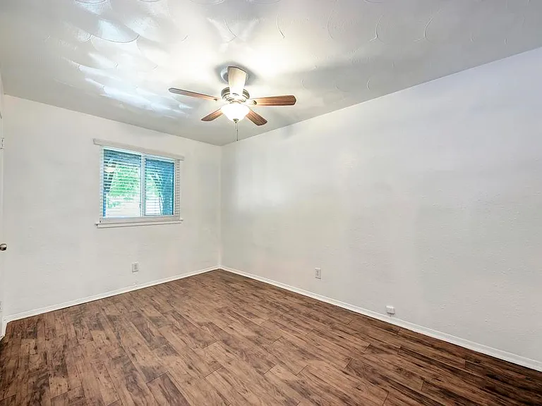 2401 Manor Rd #104 — Photo 20