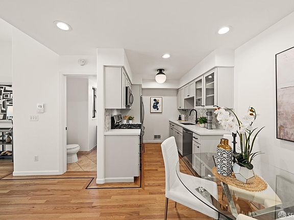 4th image of 1009 Carolina St