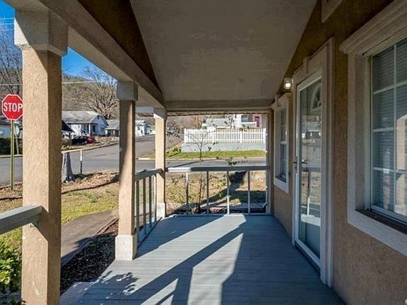 3rd image of 220 Beard St