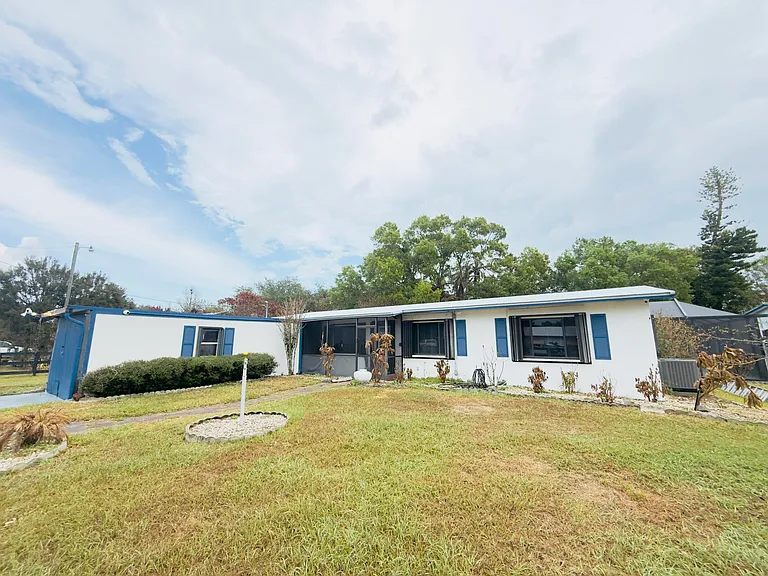 4221 Rose Ln NE — Photo 2
