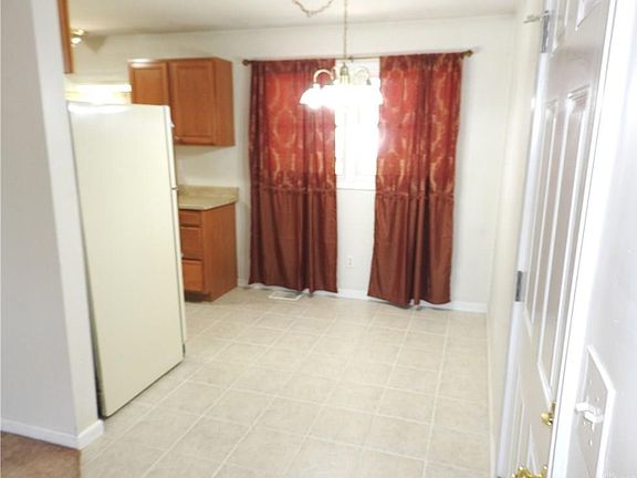 5th image of 349 Buttercup Ave