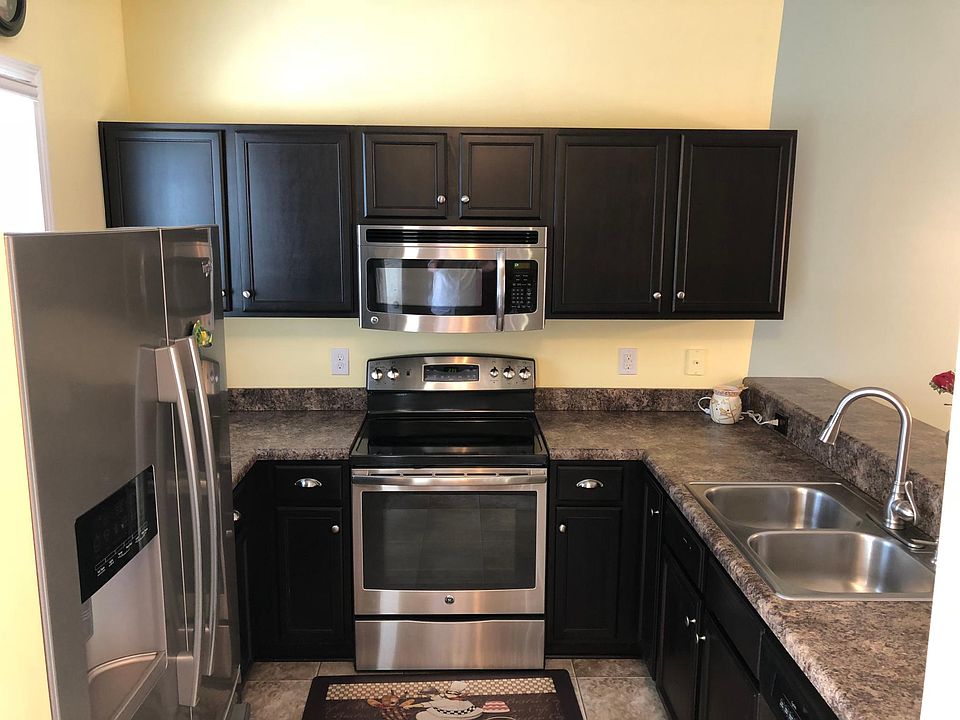 Well-maintained kitchen with beautiful appliances!