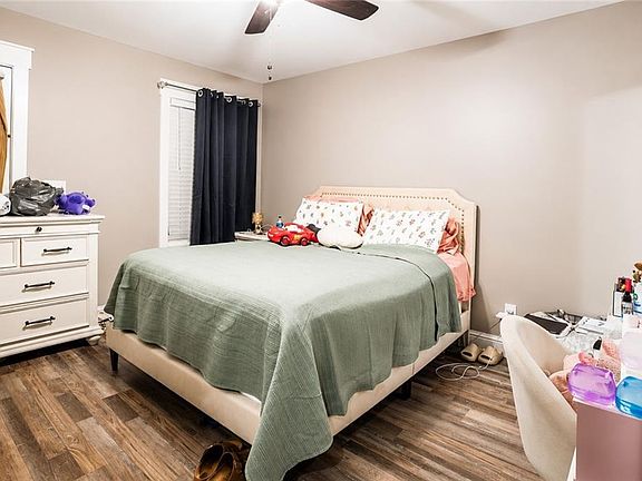 5th image of 209 Roslyn Ct