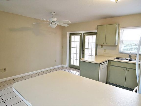 4th image of 1476 Columbia Ave