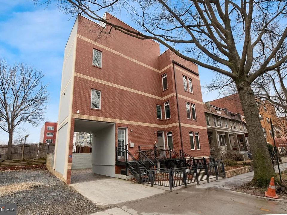 1st image of 915 3rd St NE