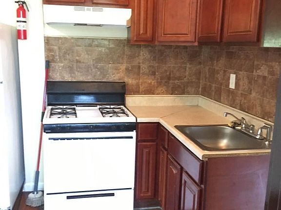 5th image of 659 Sanford Ave