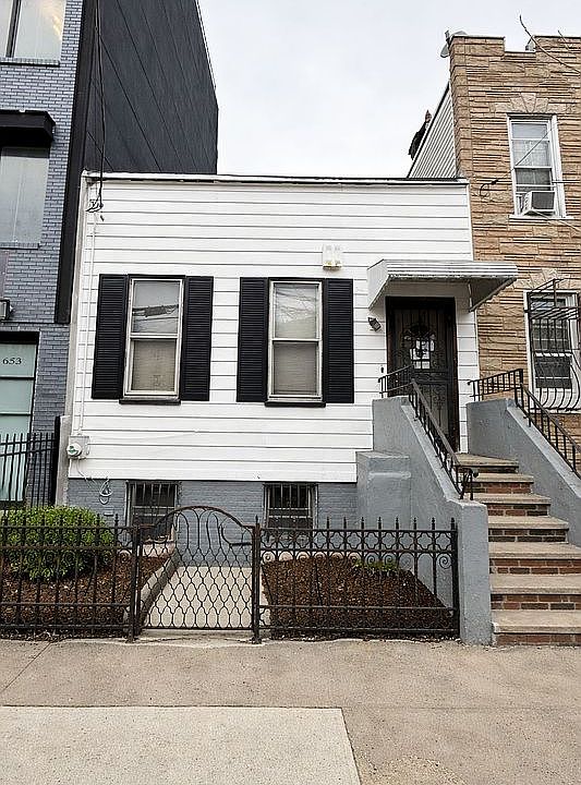 1st image of 655 Maple St