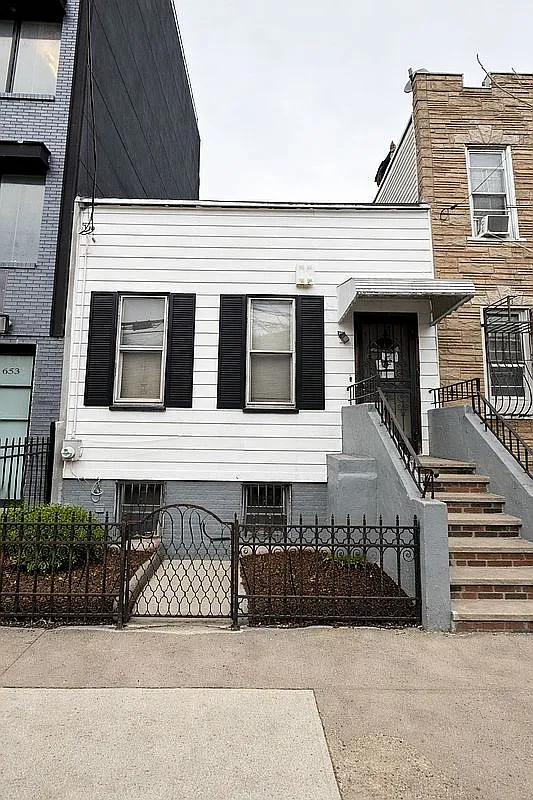 655 Maple St photo 1