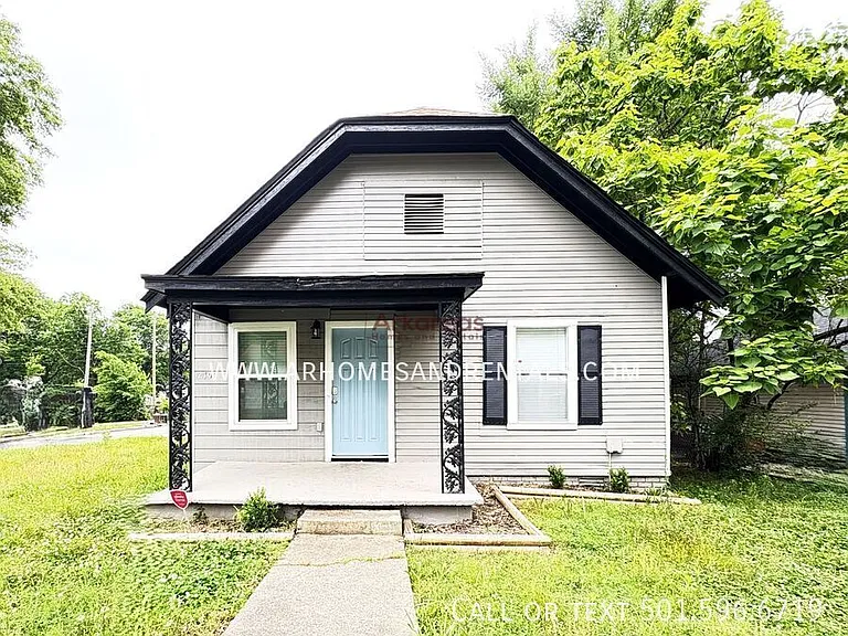 2701 Abigail St — Photo 1