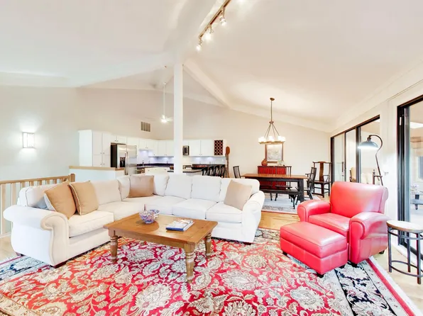 519 Bristol Oak Ct, Fontana, WI 53125