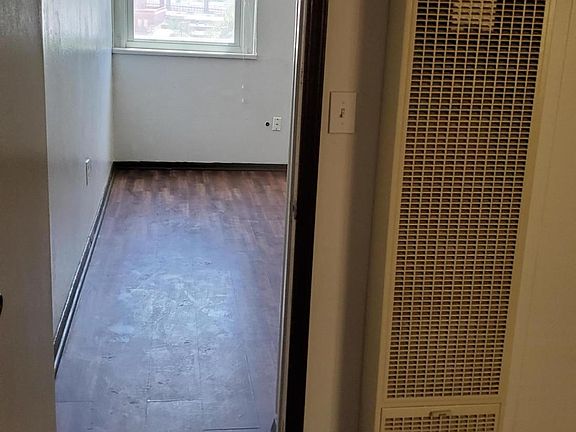 4th image of 618 Stewart Ct #B