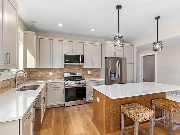 4th image of 1468 Maplewood Dr #9