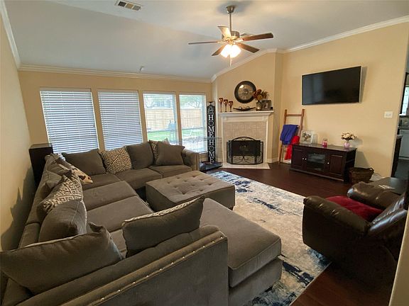 2nd image of 11009 Oakwood Dr