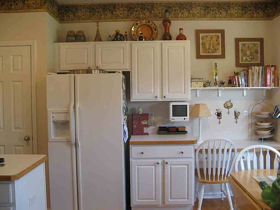 Kitchen w/desk area