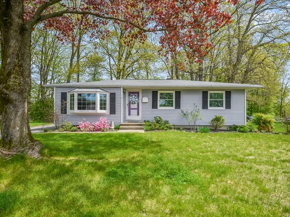 9 Horseshoe Dr, Auburn, MA 01501