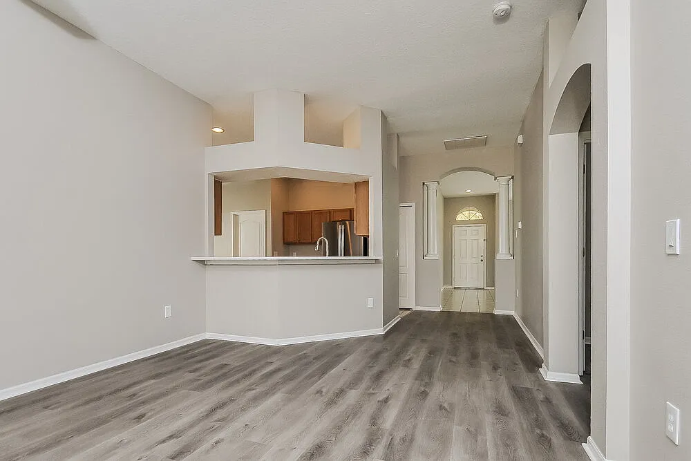 4 bed, 2.0 bath, 2076 sqft, $2,395 — Photo 3