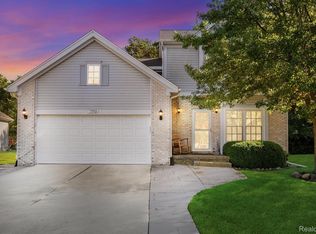 7992 Thornhill Dr, Ypsilanti, MI 48197