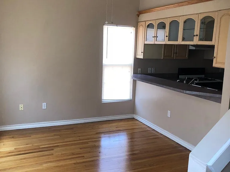 4122 Drake St #1/2 — Photo 2
