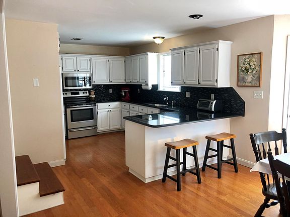 3rd image of 2345 W 4th St
