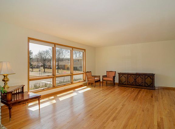2nd image of 2959 Buckingham Ave