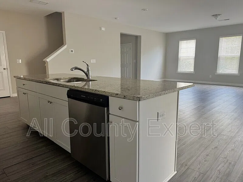 4 bed, 3.0 bath, 2391 sqft, $2,095 — Photo 4