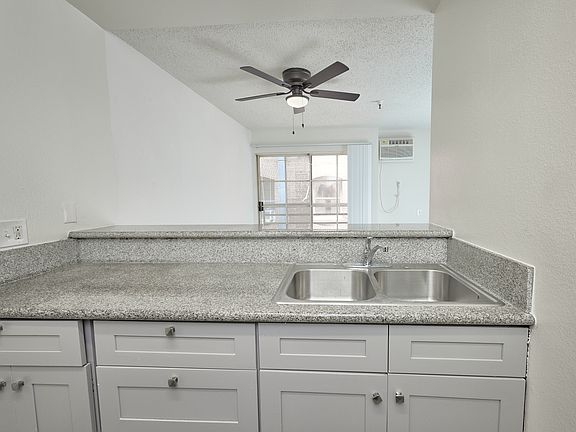 5th image of 733 S Mariposa Ave