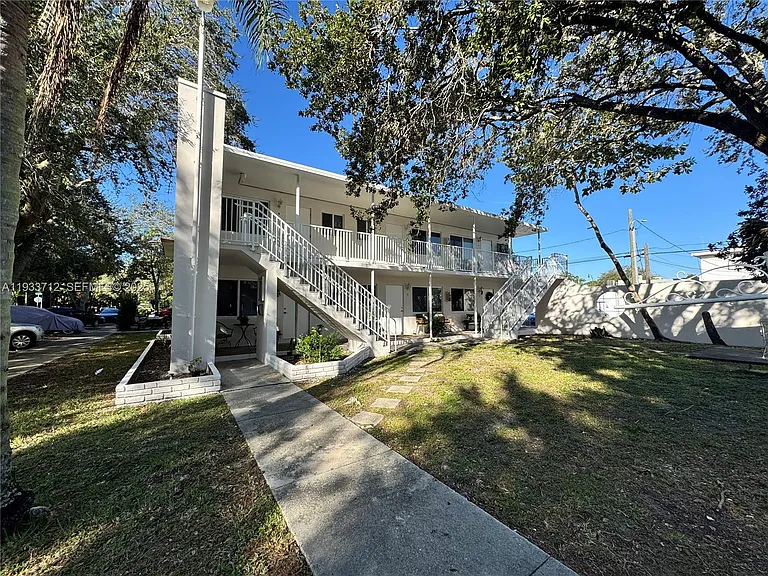 251 Hibiscus Dr #4 — Photo 11