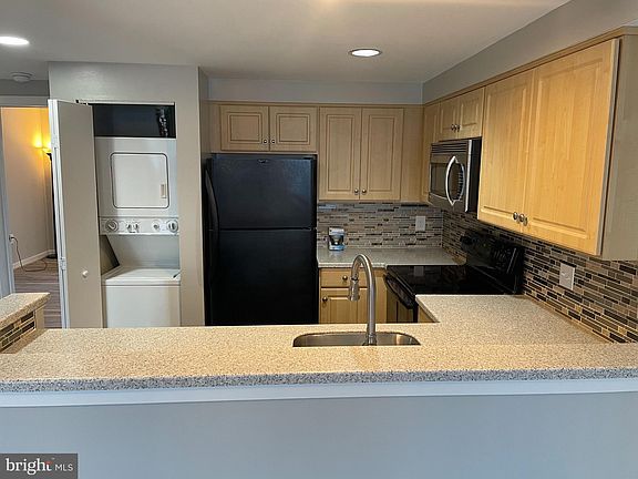 3rd image of 82 Hawthorne Ct NE #82