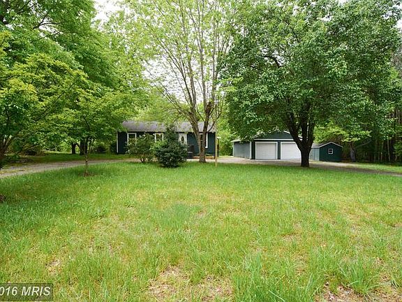 71 Hickory Lane Has Private Access to Lake Anna!