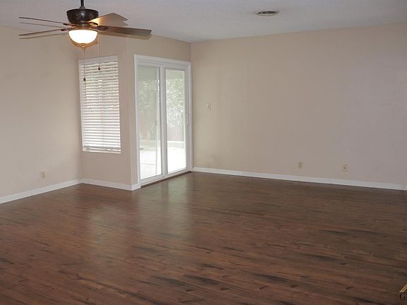 3rd image of 2713 N Catalina Dr