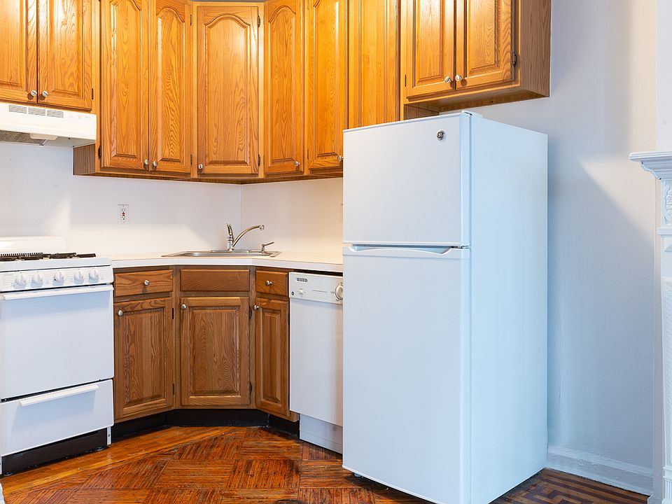 2nd image of 940 President St APT 1A