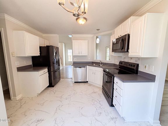 2nd image of 122 Crookham Ct