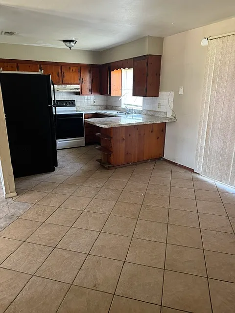 3 bed, 1196 sqft, $1,800 — Photo 4